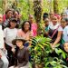 Estudiantes del Semillero de Investigación en Manejo y Gestión de la Vida Silvestre del Chocó, del Programa de Biología con un Zamia pyrophylla encontrada durante los trabajos de campo en la Estación Biológica y Agroambiental ZAMIA.