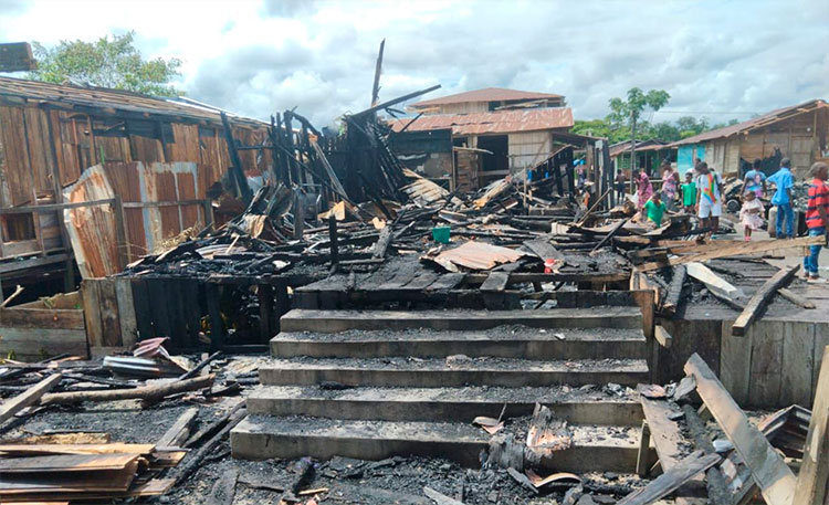 12 viviendas afectadas por el incendio en Vig&iacute;a del Fuerte. Solidaridad.