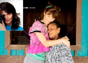 La fotógrafa y modelo Helena Christensen visitó a desplazados en el Chocó