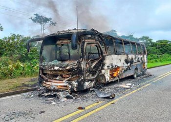 Bus quemado en la vía Quibdó-Pereira por el Eln. /Foto: cortesía de la comunidad.