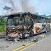 Bus quemado en la vía Quibdó-Pereira por el Eln. /Foto: cortesía de la comunidad.
