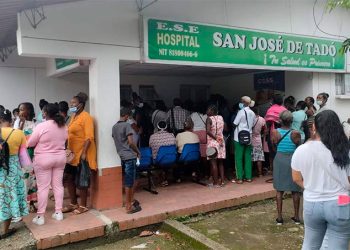 Filas en el Hospital de Tadó para la asignación de citas médicas. Foto: Francisco Mosquera.