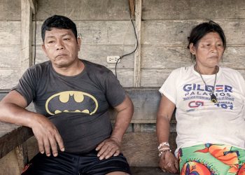 Permanecer en los pueblos tradicionales de la región colombiana del Chocó significa enfrentarse a la violencia derivada del conflicto armado del país, pero la vida en la ciudad trae nuevos problemas.