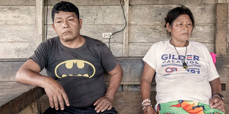 Permanecer en los pueblos tradicionales de la región colombiana del Chocó significa enfrentarse a la violencia derivada del conflicto armado del país, pero la vida en la ciudad trae nuevos problemas.