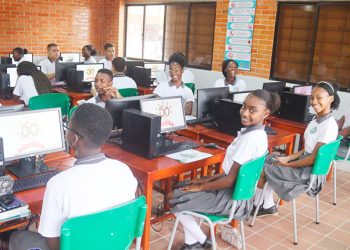Istmina: sala de computadores en la Normal San Pío X