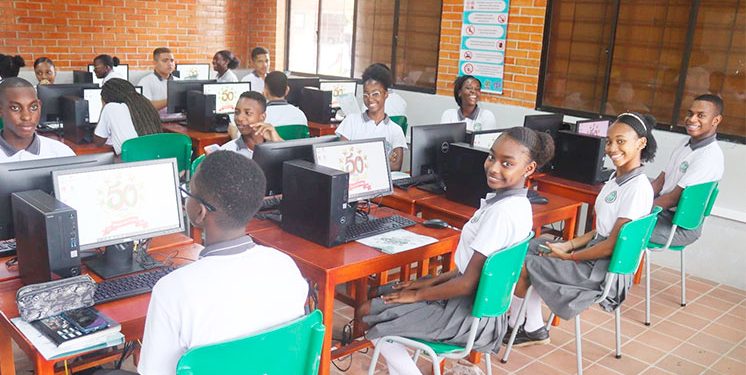 Istmina: sala de computadores en la Normal San Pío X