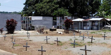 El sepulturero de migrantes en Acandí