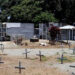 El sepulturero de migrantes en Acandí