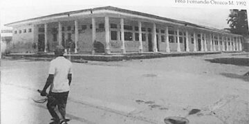 Barrio Escolar. Quibdó, 1992. Foto: Fernando Orozco M. Reproducción tomada de: González Escobar, Luis Fernando. Quibdó. Contexto histórico, desarrollo urbano y patrimonio arquitectónico. La foto corresponde al bloque 1 de la edificación. Carrera Primera con Calle 29.