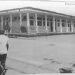 Barrio Escolar. Quibdó, 1992. Foto: Fernando Orozco M. Reproducción tomada de: González Escobar, Luis Fernando. Quibdó. Contexto histórico, desarrollo urbano y patrimonio arquitectónico. La foto corresponde al bloque 1 de la edificación. Carrera Primera con Calle 29.