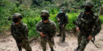 Tadó: un soldado muerto y dos heridos al ser atropellados por un camión