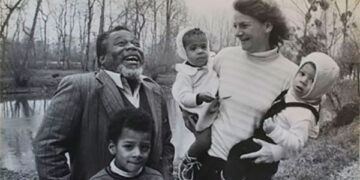 Arnoldo Palacios, su esposa Beatrice y sus hijos.