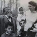 Arnoldo Palacios, su esposa Beatrice y sus hijos.