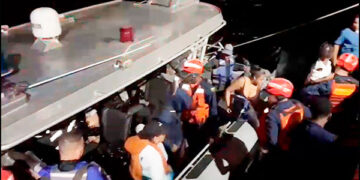 Bahía Solano: rescatan 13 personas que estaban a la deriva