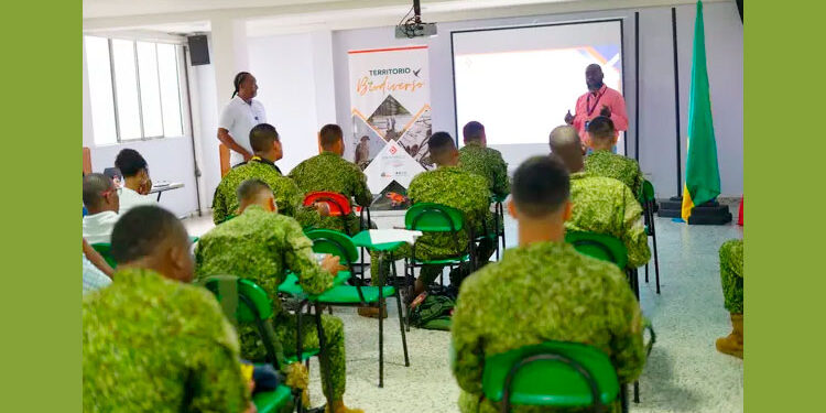 Codechocó capacita en normatividad ambiental a miembros de la Armada Nacional