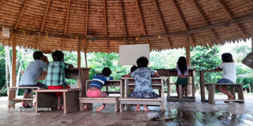 Bahía Solano: escuelas indígenas sin salones ni mobiliario