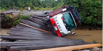 Cantón: se volteó un puente de madera en la vía a Taridó