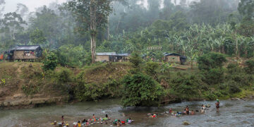 Todas las mañanas, las mujeres se reúnen a lavar en el río Cugucho, frente a la comunidad. Tienen temor de ir mucho más lejos. Crédito: Fernanda Pineda / MSF