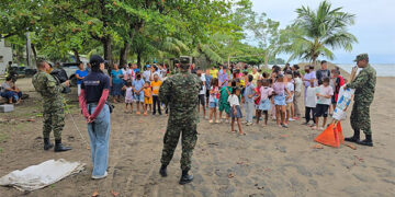 El Ejército Nacional impulsa recolección de residuos en playa de Acandí