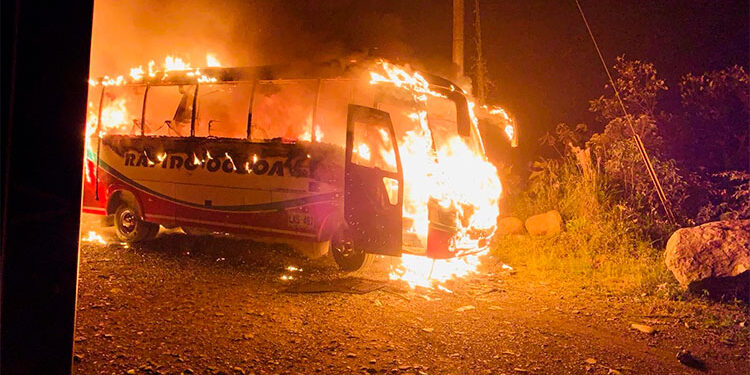 Otro bus incendiado en la vía Quibdó-El Siete