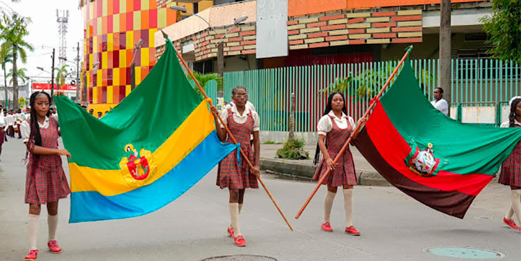 anderas del Departamento del Chocó y del Municipio de Quibdó portadas por estudiantes durante el desfile de conmemoración de los 77 años de vida departamental del Chocó. 3 de noviembre de 2024. FOTO: Gobernación del Chocó.