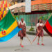 anderas del Departamento del Chocó y del Municipio de Quibdó portadas por estudiantes durante el desfile de conmemoración de los 77 años de vida departamental del Chocó. 3 de noviembre de 2024. FOTO: Gobernación del Chocó.