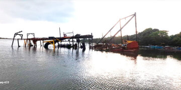 Peligro por restos de la barcaza hundida en el río Acandí