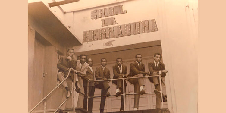 *En la década de 1970, Arista (2° de izquierda a derecha) y sus Estrellas le aportaron a la noche y a la escena musical bogotana nuevas sonoridades y ritmos musicales. Según palabras de Libia Stella Gómez: le enseñaron a Bogotá a bailar y escuchar el folclor de su tierra. Fueron años muy intensos, en los que, si un fin de semana Arista cantaba para los nadaístas en el bar La Herradura (Calle 72 con Carrera 7), al siguiente se presentaba con Oscar Golden y Billy Pontoni en un show televisivo. FOTO: ¡Fuera Zapato Viejo! IDARTES, Bogotá, 2014.