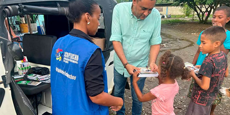 Personero Bahía Solano dona kits escolares