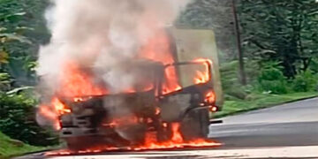 ELN quemó un carro en la vía Quibdó-Pereira