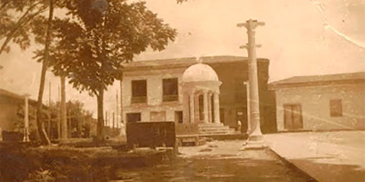Quibdó (ca. 1965). Parque Centenario y monumento en homenaje a César Conto Ferrer. Al frente es el actual malecón del río Atrato. Aproximadamente a unos 50 metros a la izquierda (sur) quedaba el sitio donde se ubicó el Bazar Alejandro Petión. FOTO: Archivo fotográfico y fílmico del Chocó.