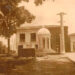 Quibdó (ca. 1965). Parque Centenario y monumento en homenaje a César Conto Ferrer. Al frente es el actual malecón del río Atrato. Aproximadamente a unos 50 metros a la izquierda (sur) quedaba el sitio donde se ubicó el Bazar Alejandro Petión. FOTO: Archivo fotográfico y fílmico del Chocó.