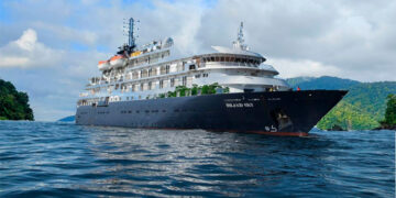 Otro crucero internacional en la ensenada de Utría, Bahía Solano