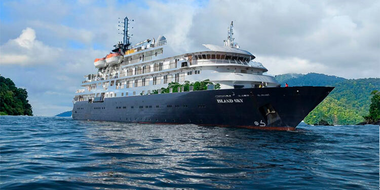 Otro crucero internacional en la ensenada de Utría, Bahía Solano