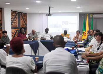 Líderes sociales, académicos, periodistas y funcionarios públicos de la capital del Chocó participaron en la conversación. Foto: José Vargas