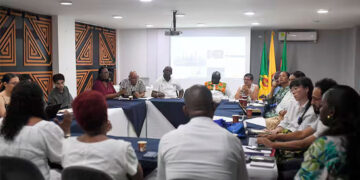 Líderes sociales, académicos, periodistas y funcionarios públicos de la capital del Chocó participaron en la conversación. Foto: José Vargas