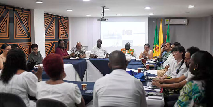 Líderes sociales, académicos, periodistas y funcionarios públicos de la capital del Chocó participaron en la conversación. Foto: José Vargas