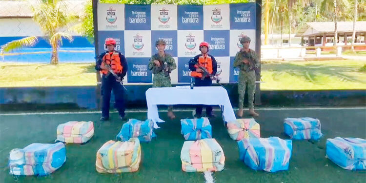Incautan 300 kilos de coca en Punta Huina, Bahía Solano