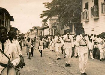Escena de un desfile conmemorativo en la Carrera Primera, de Quibdó (1960, aprox.), con una banda de guerra no identificada. Foto: Archivo Fotográfico y Fílmico del Chocó (sin descripción ni fecha).