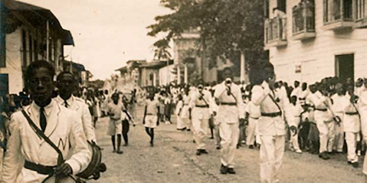 Escena de un desfile conmemorativo en la Carrera Primera, de Quibdó (1960, aprox.), con una banda de guerra no identificada. Foto: Archivo Fotográfico y Fílmico del Chocó (sin descripción ni fecha).
