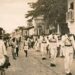 Escena de un desfile conmemorativo en la Carrera Primera, de Quibdó (1960, aprox.), con una banda de guerra no identificada. Foto: Archivo Fotográfico y Fílmico del Chocó (sin descripción ni fecha).