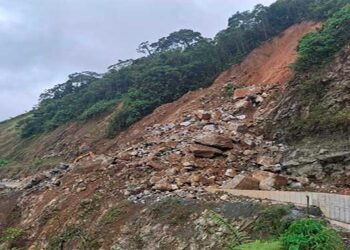 Cierre total de la vía Quibdó - La Mansa por deslizamiento de rocas