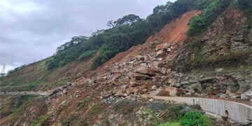 Cierre total de la vía Quibdó - La Mansa por deslizamiento de rocas