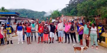 Bloquean vía Quibdó-Pereira en Pueblo Rico