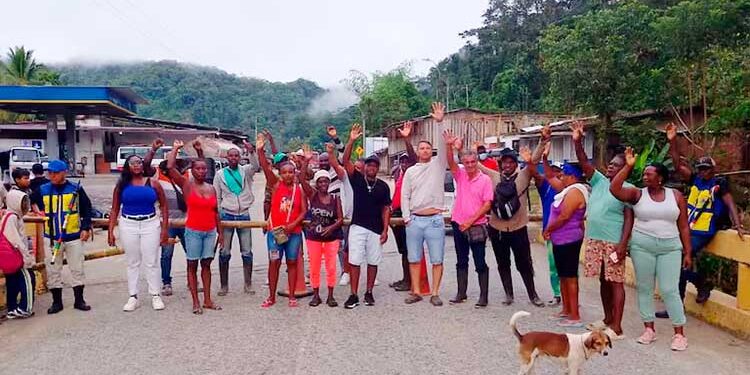 Bloquean vía Quibdó-Pereira en Pueblo Rico