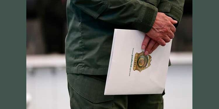 Ratifican orden de detención a subintendente de Policía investigado por apropiarse de arma incautada en Chocó