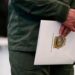 Ratifican orden de detención a subintendente de Policía investigado por apropiarse de arma incautada en Chocó