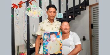 Tras 23 años de separación forzada por el conflicto, una madre abraza de nuevo a su hijo