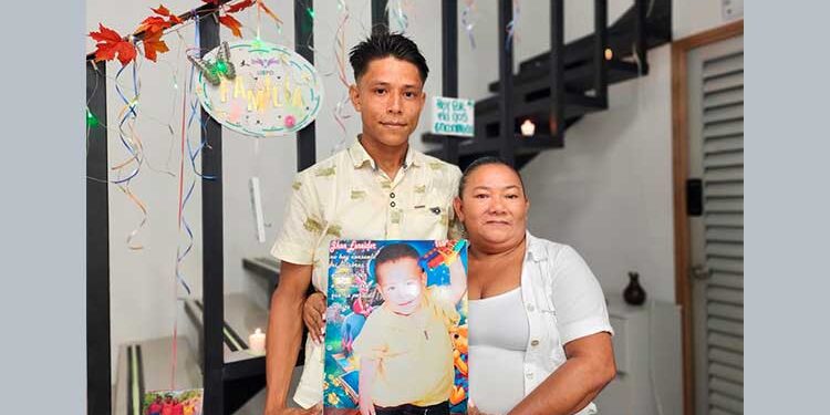 Tras 23 años de separación forzada por el conflicto, una madre abraza de nuevo a su hijo