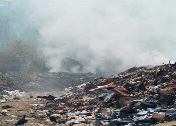Emergencia ambiental: humo tóxico en basurero de Bahía Solano